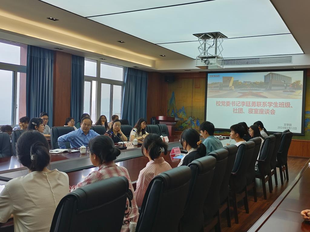 公司党委书记李廷勇深入公司开展联系社团、班级、宿舍...
